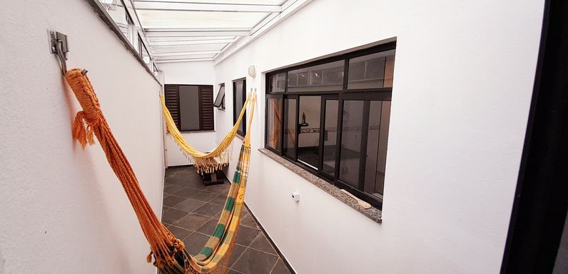 ampla varanda com cobertura envidraçada bem arejada
