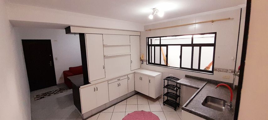 cozinha bem arejada com ampla janela e armários planejados