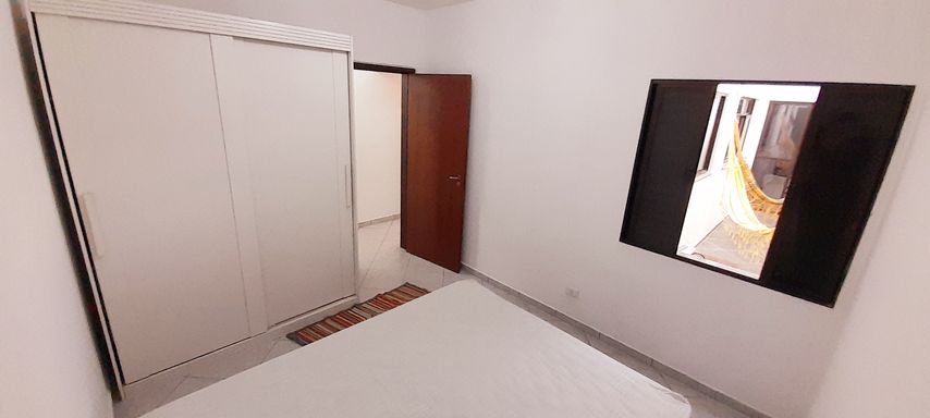 amplo dormitório com vista para varanda