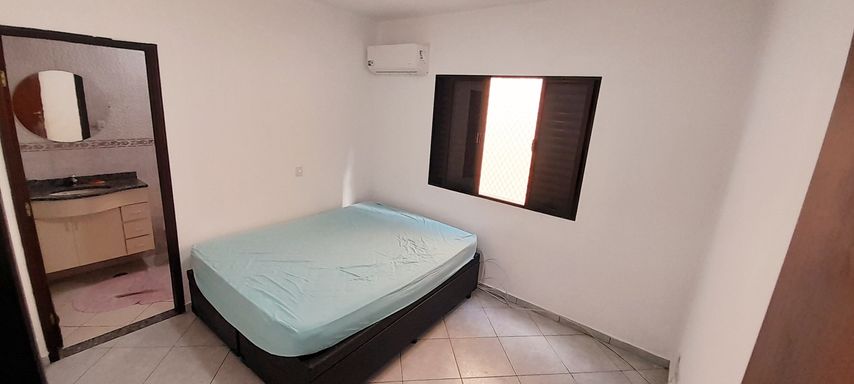 ampla suíte com ar condicionado