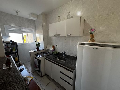 cozinha americana semi integrada a área de serviço arejada