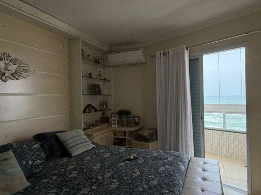 ampla suíte com planejados e acesso a sacada envidraçada com vista mar privilegiada
