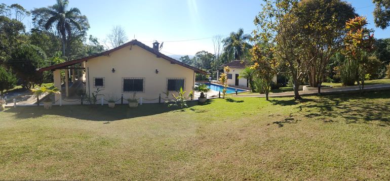 Casa principal com ambientes amplos e aconchegantes