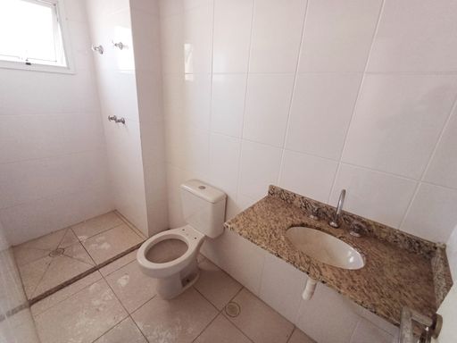 banheiro da suíte arejado e com iluminação natural