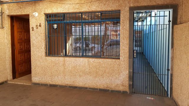 garagem coberta e acesso a entrada principal