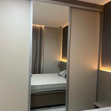 suíte 1 com sistema de iluminação em LED e armários planejados.