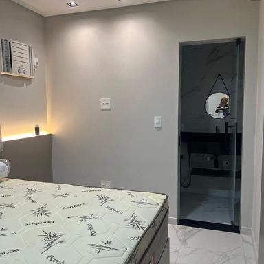 suíte 2 com sistema de iluminação em LED e armários planejados.