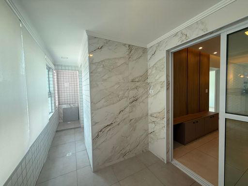 ampla varanda gourmet envidraçada com cortina blackout e acesso a sala 2 ambientes