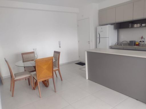 Sala 2 ambientes semi integrada a cozinha com armários planejados e acesso a entrada principal