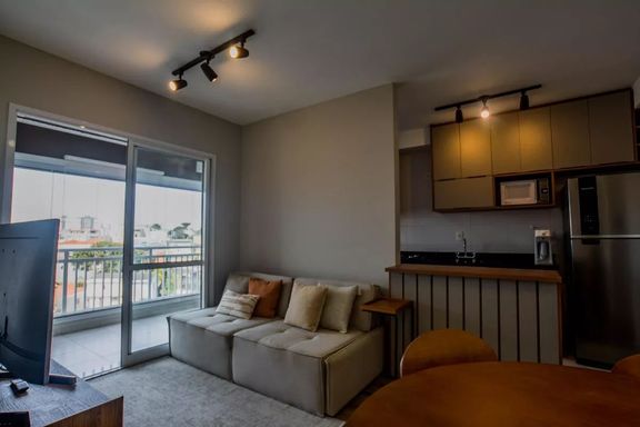 Ampla sala com 2 ambientes semi integrada a cozinha