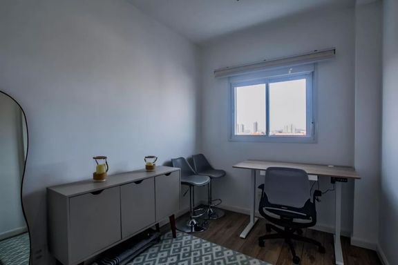 Dormitório 2 com ampla janela e persiana de rolagem