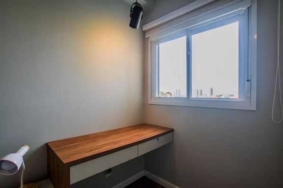 Suíte com ampla janela e persiana de rolagem