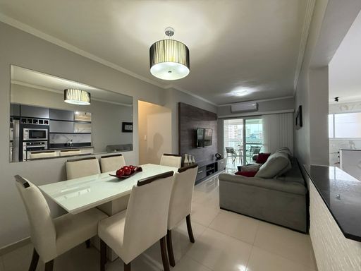 sala ampla 2 ambientes com acesso a varanda gourmet, semi integrada a cozinha padrão americana