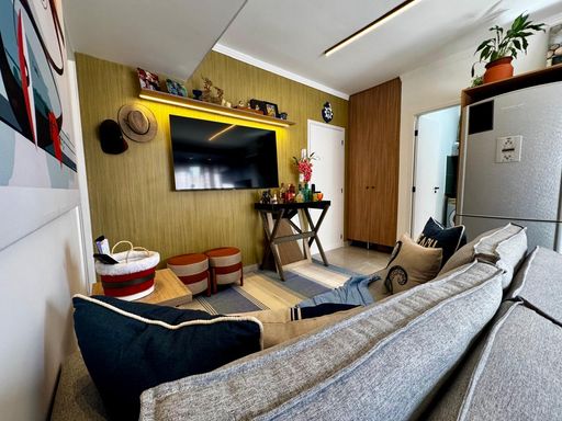 ampla sala arejada e bem iluminada, semi integrada a cozinha com acesso a entrada principal