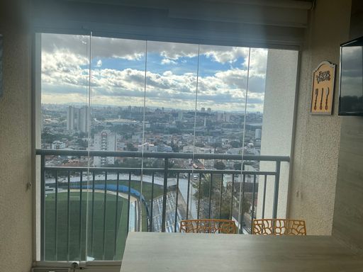 "Destaque para a varanda com visual impecável e total privacidade em um dos pontos mais altos do ambiente."