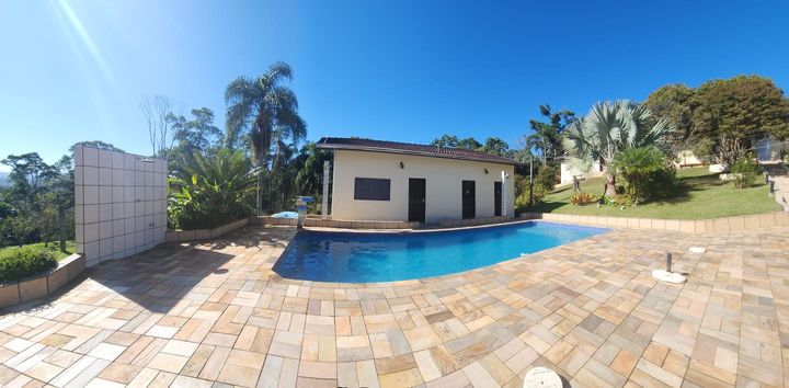 Ampla piscina