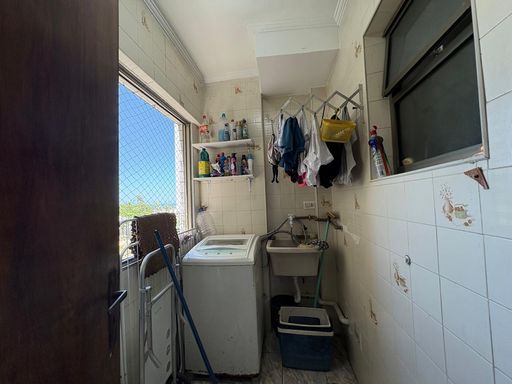 ampla área de serviço arejada com vista livre