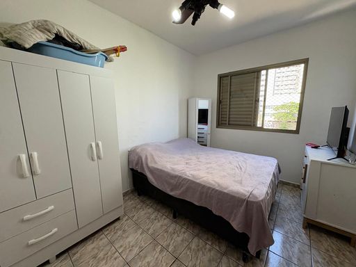 ampla suíte com vista livre e ventilador de teto