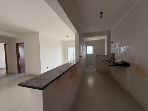cozinha semi integrada com sala 2 ambientes, área de serviço com acesso a varanda