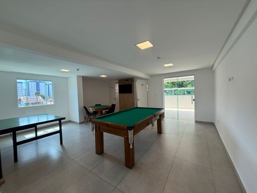 amplo salão de jogos arejado