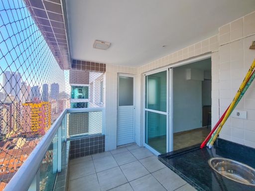 ampla varanda gourmet com vista mar privilegiada, tela de proteção e acesso a sala 2 ambientes e a área de serviço