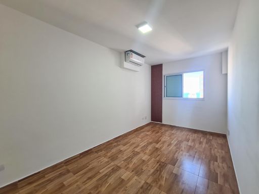 suíte com ar condicionado, bem arejada