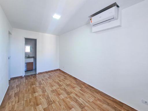 suíte com ar condicionado, bem arejada