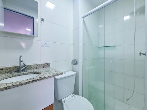 banheiro da suíte com box de vidro