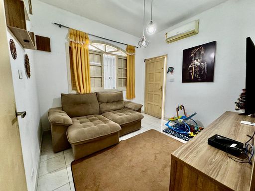 sala ampla e bem arejada com ar condicionado