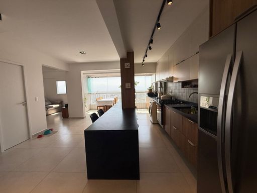 ambientes integrados, varanda gourmet  envidraçada, cozinha padrão americana com móveis planejados de primeiríssima qualidade e área de serviço