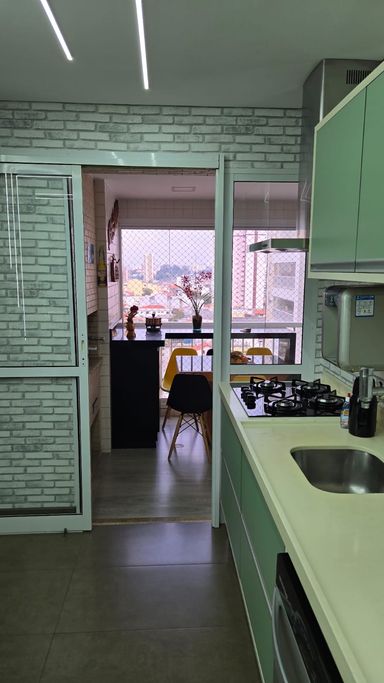varanda envidraçada com espaço gourmet e tela de proteção