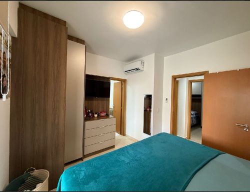 suíte com móveis planejados e acesso a varanda garden