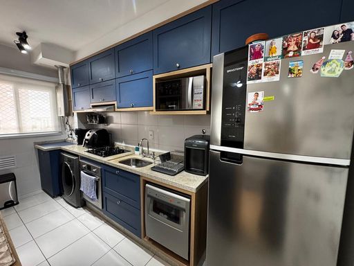 cozinha com armários planejados de primeiríssima qualidade, semi integrada a área de serviço bem arejada