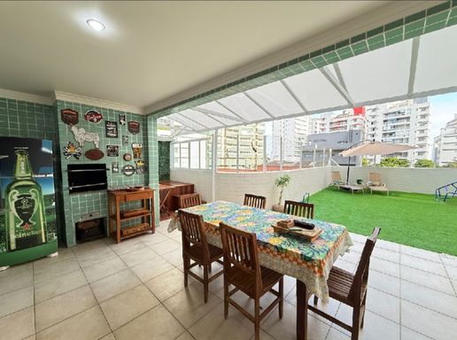 ampla varanda garden com grama sintética, churrasqueira a carvão, jacuzzi e playgorund