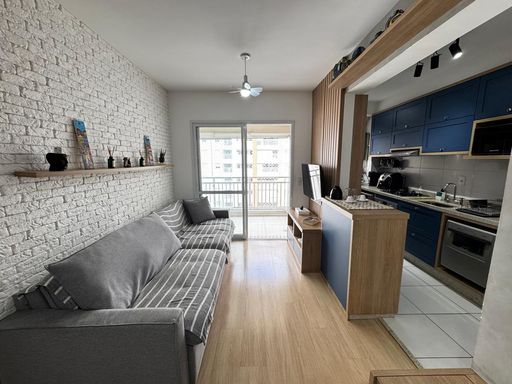 ampla sala 2 ambientes semi integrada a varanda envidraçada e a cozinha