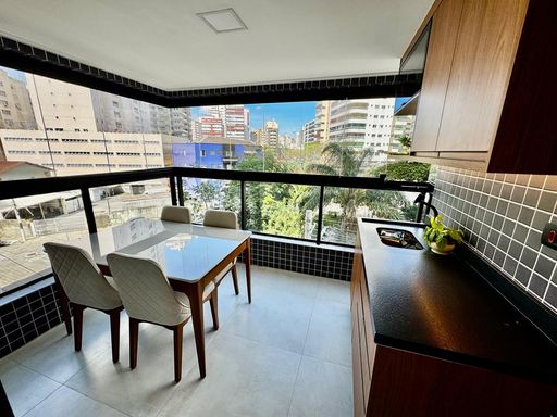 ampla varanda gourmet envidraçada