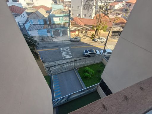 vista livre da sala 2 ambientes com acesso a garagem coberta e demarcada