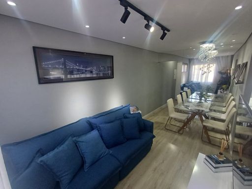sala 2 ambientes arejada com teto rebaixado e iluminação impecável