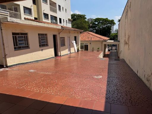 amplo quintal com garagem para 6 veículos