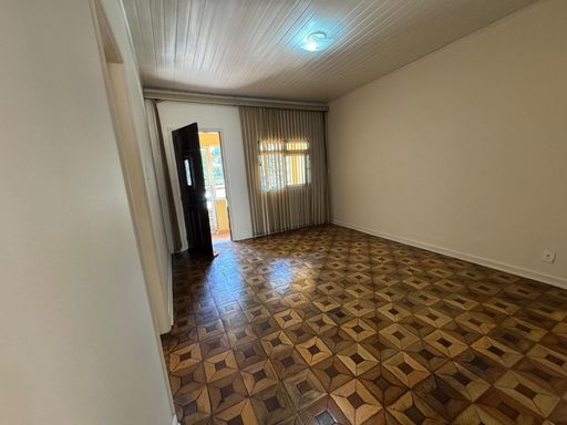 ampla sala com acesso a entrada principal