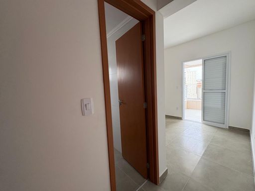 ampla suíte arejada e iluminada com acesso a varanda gourmet