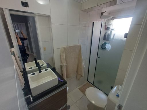 banheiro bem arejado com box de vidro