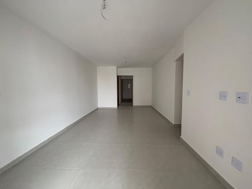 ampla sala 2 ambientes com acesso a entrada principal e a cozinha