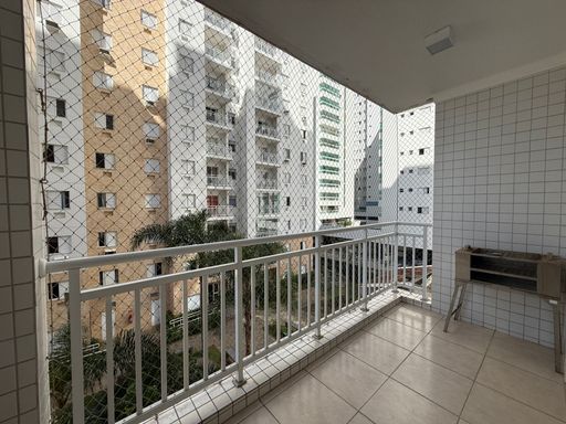 ampla sacada com tela de proteção