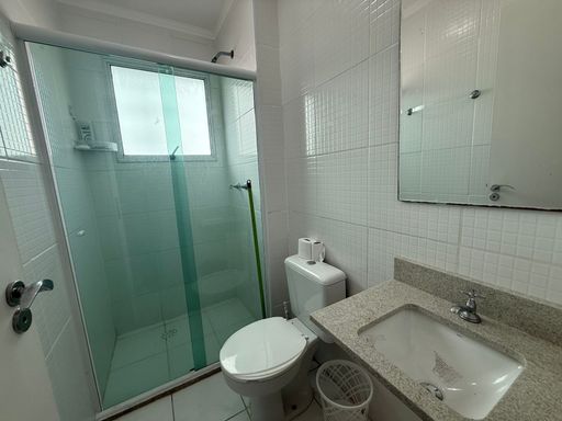 banheiro social bem arejado com box blindex