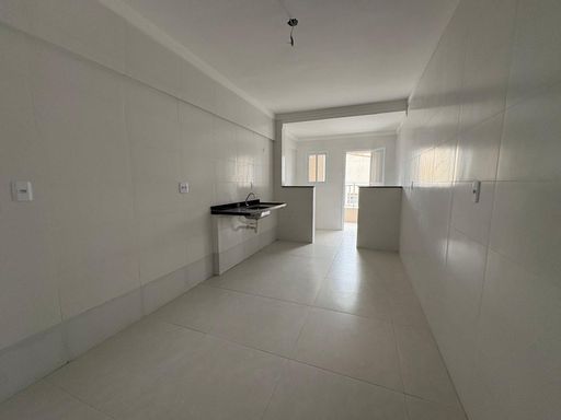 ampla cozinha arejada, semi integrada a área de serviço e a área técnica