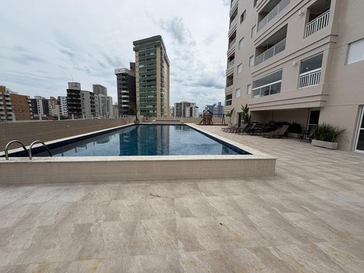 ampla piscina adulto e infantil e deck solarium