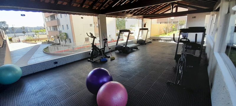 academia bem arejada e equipada