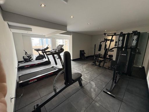 Academia arejada e bem equipada