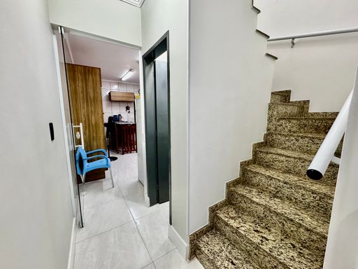 acesso a cozinha, lavabo e aos quartos